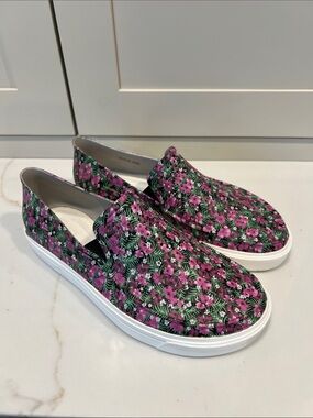 CROCS White Floral print  Slip-On Clog size 7